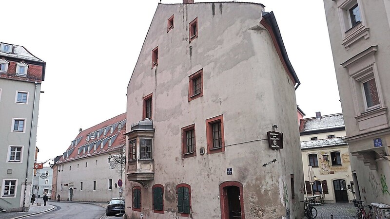 Das Haus am Sauseneck ragt in die Keplerstraße hinein. Balken weisen auf das Baujahr 1330 hin.