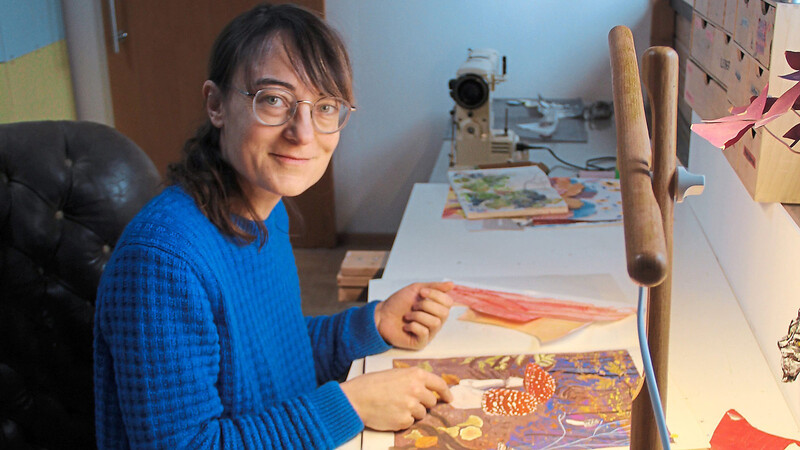 Katharina Naimer arbeitet gerne mit Papier, Pappe und Keramik. An ihrem Schreibtisch entstehen viele neue Ideen.