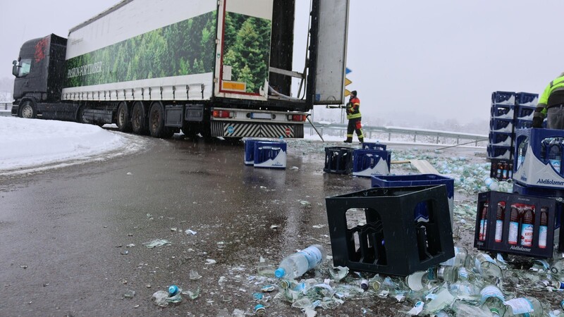 Rund 200 Getränkekisten verlor ein Lastwagen am Kreisverkehr bei der B85 in Roding, weil laut Polizei die Ladung nicht ausreichend gesichert war.