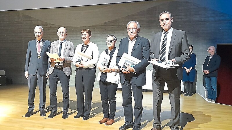 Präsident Udo Hebel überreichte die Ehrennadel der Universität an Roland Kötterl, Professorin Sabine Demel, Sigrid Merl, Professor Christoph Meinel und Harald Schnell (von links).