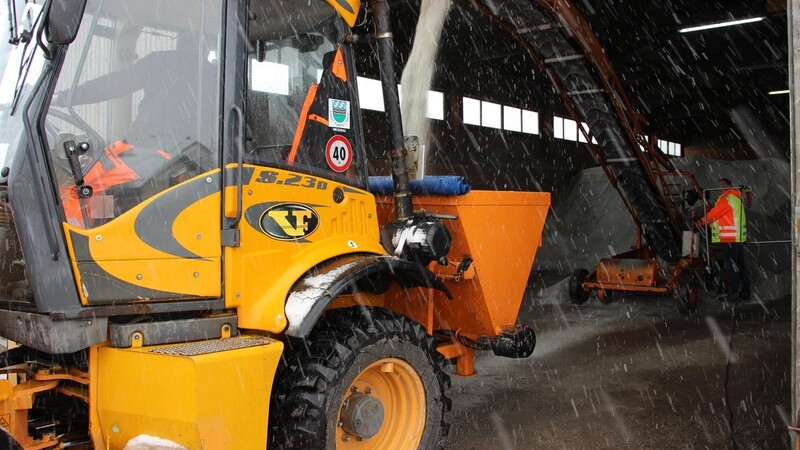 Im Bauhof der Stadt Furth im Wald herrscht am Freitag wegen des Schneefalls rege Betriebsamkeit.
