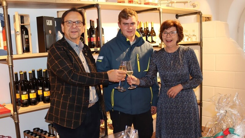 Mit einem Glas Prosecco stoßen Bürgermeister Franz Wittmann, Sohn Christoph und Ex-Ehefrau Anita auf einen guten Start des neu eröffneten Feinkostgeschäftes IBAY an.