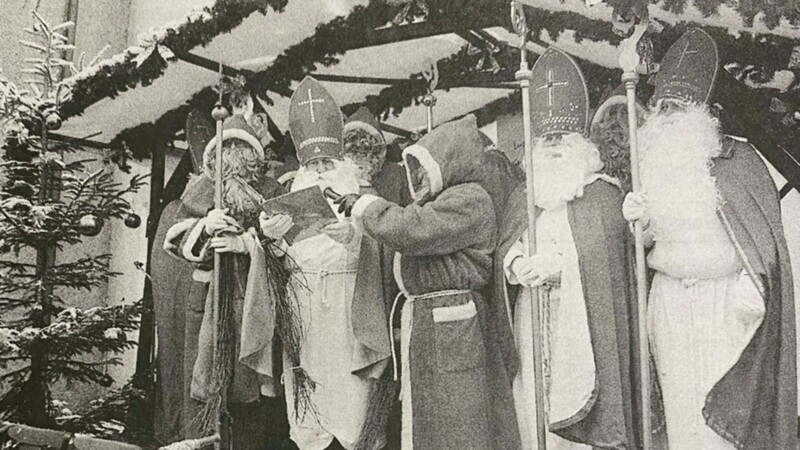 Die Rodinger Nikolause 1998 beim Auftritt anlässlich des 50-jährigen Bestehens.