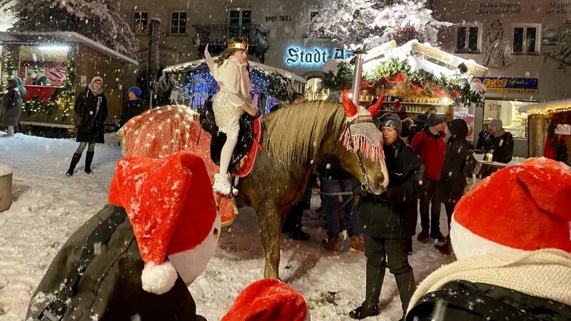 Christkind Sophia Franzler auf Pferd Muggl mit Besitzerin Gudrun Jaud bei der Adventsweg-Eröffnung