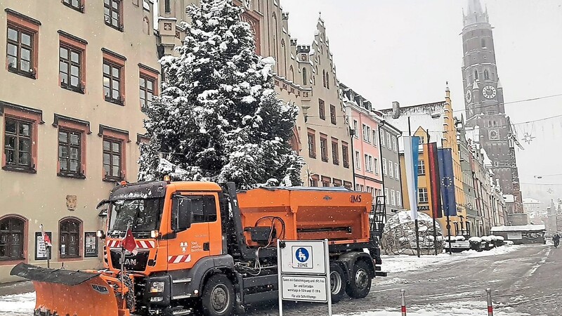 Die Fahrzeuge des Baureferats räumten die Landshuter Altstadt.