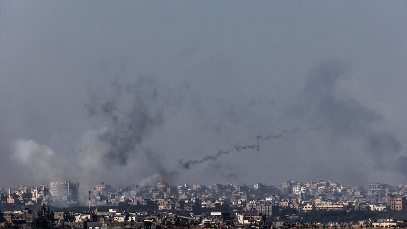 Rauch steigt am Ende einer siebentägigen Waffenruhe nach einem israelischen Luftangriff im Gazastreifen auf, vom Süden Israels aus gesehen. Die Feuerpause im Gaza-Krieg hat nicht gehalten. Israels Armee hat die Kämpfe gegen die islamistische Hamas wieder aufgenommen.