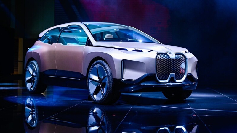 Das neue Automodell BMW iNext wird in der Messehalle 11 nach einer Pressekonferenz auf der IAA am Stand des Autoherstellers BMW präsentiert.