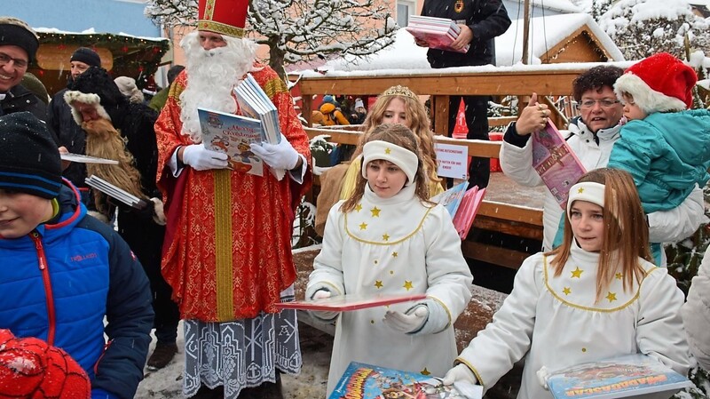 Nikolaus, Krampus, Christkind und Engel bescheren die Kinder.