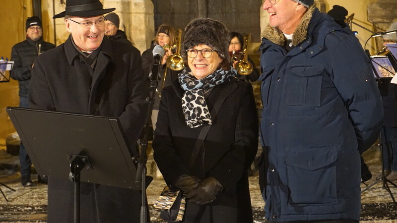 Eisige Kälte, aber fröhliche Stimmung bei der gemeinsamen Eröffnung durch Bischof Rudolf Voderholzer (von links), Oberbürgermeisterin Gertrud Maltz-Schwarzfischer und Regionalbischof Klaus Stiegler.