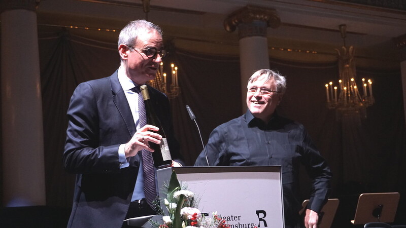 Wolfgang Dersch (links) schenkte dem scheidenden Musikschulleiter Wolfgang Graef einen Wolferlwein.