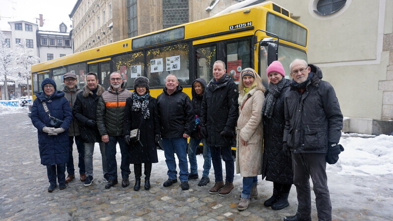 Zahlreiche Organisationen kooperierten für den Packerlbus. Mitte: Die Oberbürgermeisterin mit Günther Dürrmeier von der IG Historische Straßenbahn.