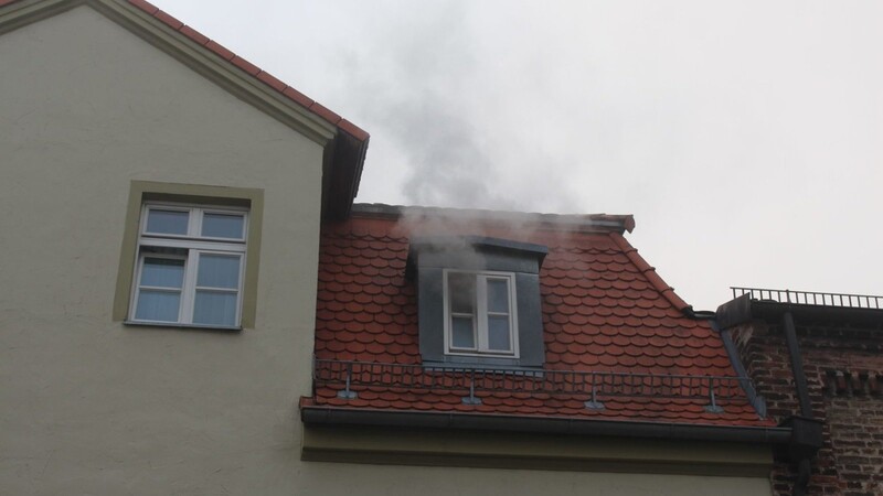Am Freitagmorgen ist in einem Mehrfamilienhaus in Straubing ein Brand ausgebrochen.