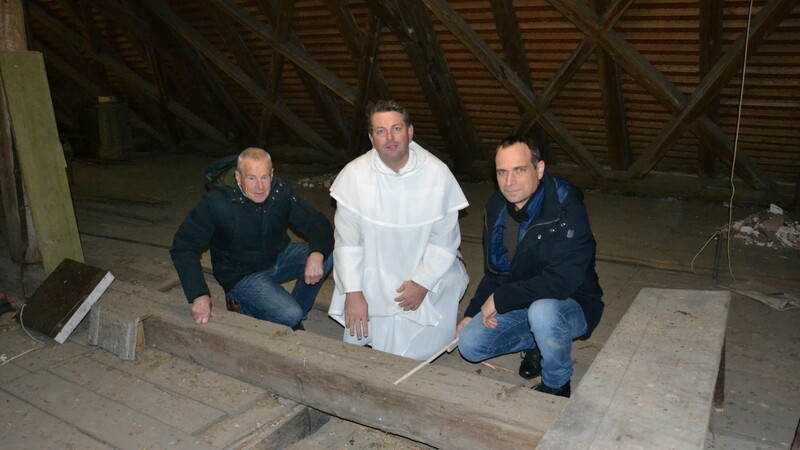 Kirchenpfleger Bernhard Wimmer, Pater Lukas Wroblewski, der Prior des Paulinerklosters, und Helmut Wagner begutachten die Schäden an der Dachkonstruktion.