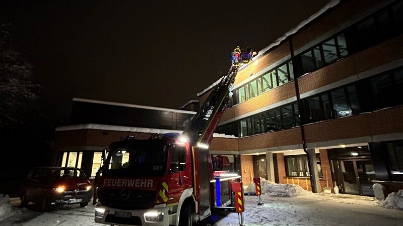 Die Freiwillige Feuerwehr Mainburg ist am Samstag zur Mittelschule ausgerückt, um das Flachdach von seiner Schneelast zu befreien.