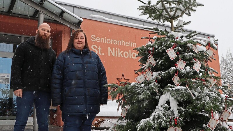 Der Weihnachtswunschbaum steht direkt vor dem Haupteingang des Seniorenheims St. Nikola im Stadtosten: Florian Rammel und Liane Schwanzer hoffen, dass alle Wünsche erfüllt werden.