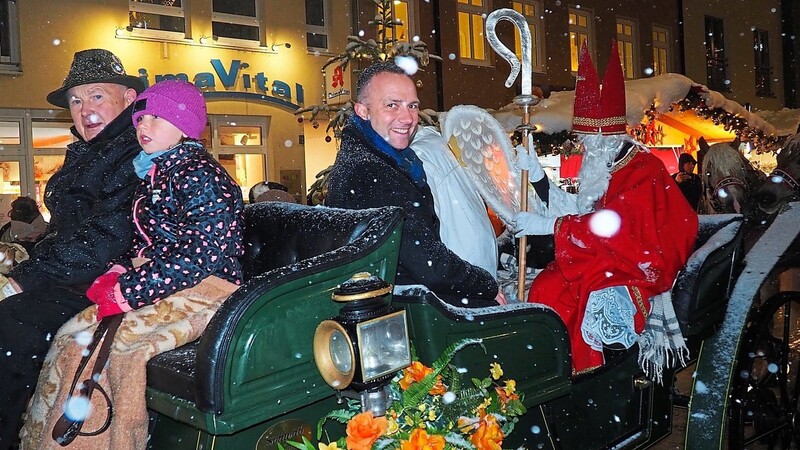 In der Kutsche kam Armin Grassinger mit Weihnachtsengel Viola und dem Nikolaus zur Eröffnung des Marktes.