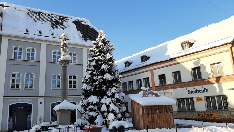Mariensäule und Christbaum am Stadtplatz verbreiten am Sonntag mit ihrem weißen Mantel bei strahlend blauem Himmel vorweihnachtliches Flair.