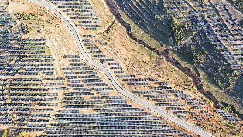 Eine Luftaufnahme zeigt ein Photovoltaik-Kraftwerk im Bezirk Weining im Südwesten Chinas in der Provinz Guizhou. Solarenergie wird in China seit mehreren Jahren massiv ausgebaut.