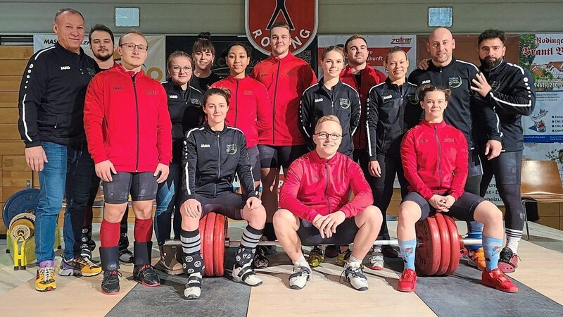 Die Mannschaften des TB 03 Roding (rote Jacke) und des KSV Durlach nach dem packenden Wettkampf.