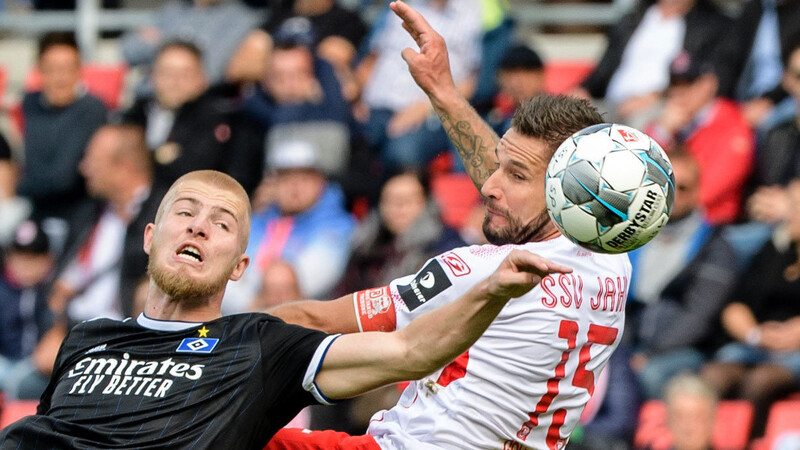 Kapitän Marco Grüttner (rechts) und der SSV Jahn haben sich einen Punkt gegen den Hamburger SV verdient.