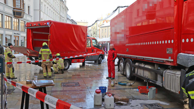 Auf dem Neupfarrplatz hat am Montagmorgen ein Lieferant den Kraftstofftank seines Lastwagens beschädigt.