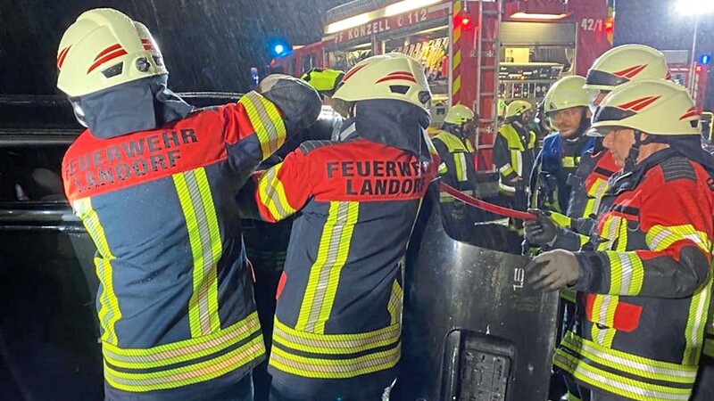 Die Feuerwehr Landorf im Einsatz mit ihren neuen Schutzanzügen - diese sind für die unterschiedlichsten Witterungsverhältnisse geeignet.