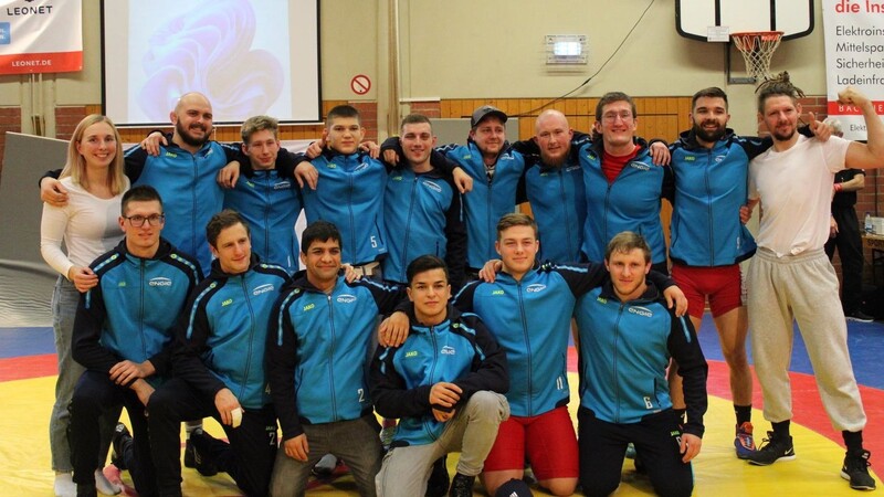 Alle Aktiven des SV Mietraching stellten sich beim letzten Heimkampf der Saison mit Betreuern und Trainern zum gemeinsamen Foto auf.