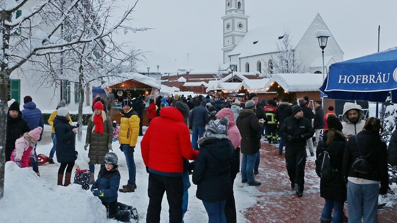 Malerischer Winterzauber zwischen Kirche und Hofmarkschloss sorgte bei den zahlreichen Besuchern für beste Stimmung.
