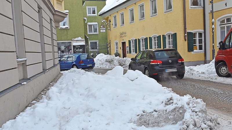 Gut eineinhalb Meter hoch sind die Schneemassen, die sich in der Mainburger Innenstadt am Kurvenrand beim Seidlbräu auftürmen.