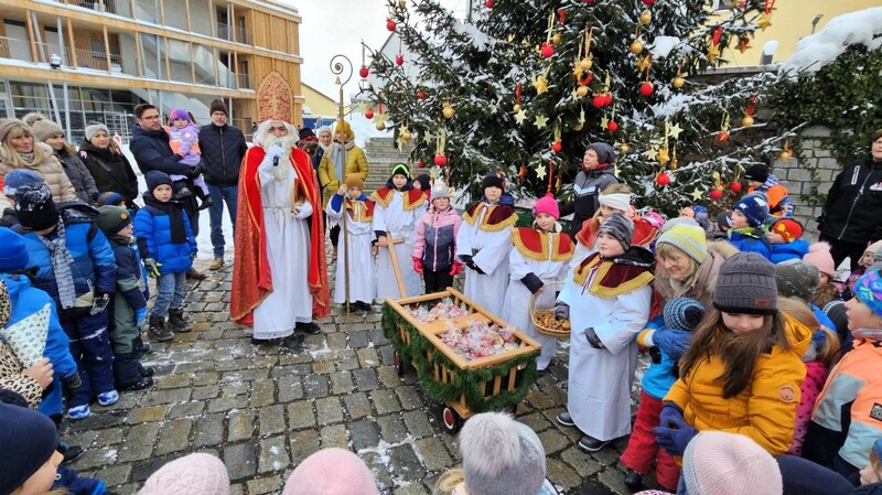 Himmlischer Besuch am Christkindlmarkt: Der Nikolaus und seine Engelchen verteilen an die Kinder insgesamt 300 Geschenksäckchen.