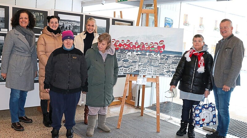 Zur Ausstellungseröffnung hießen Tourismuschefin Carola Rieger (links) und Bürgermeister Markus Ackermann Cindy Sponfeldner vom Kunstatelier Cham, Katharina Keber, die Geschäftsführerin der Behindertenwerkstätten, und drei der Künsterlerinnen in der Stadtwerkstatt willkommen.