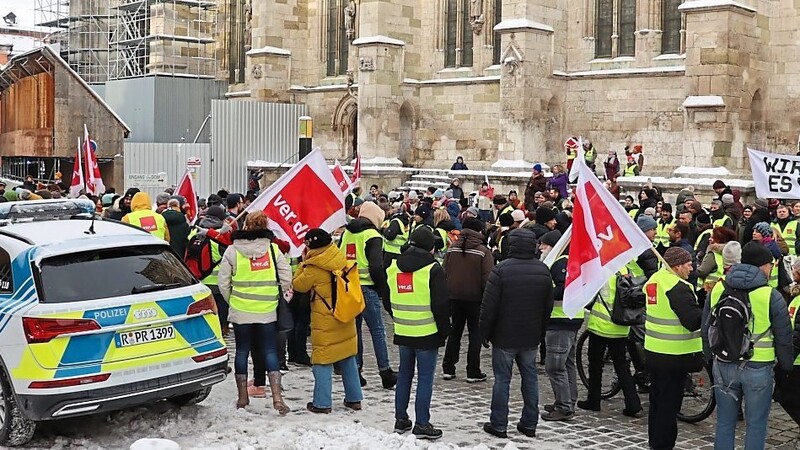 Rund 1. 000 Teilnehmer streikten am Montag in Regensburg für eine "deutliche und nachhaltige Lohnerhöhung".