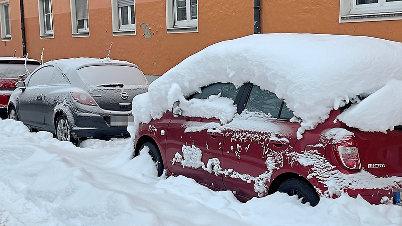 Manche Straßen sind weiterhin ungeräumt, Autos sind vom Schnee eingesperrt - bis der Winterdienst die gesamte Stadt freiräumen kann, wird es noch die ganze Woche dauern.