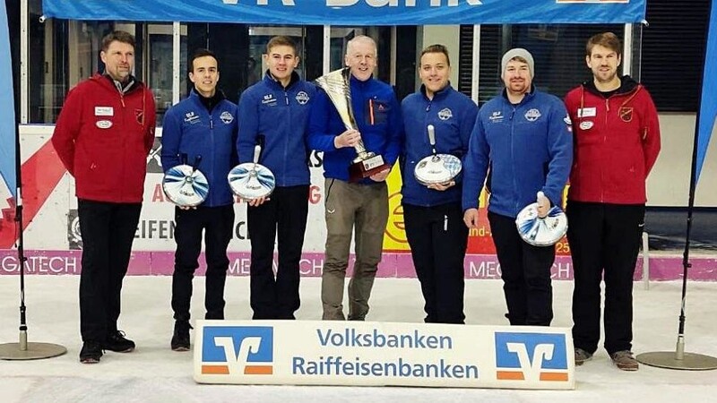 Carsten Clemens, Vorstandsvorsitzender der VR-Bank Landau-Mengkofen (Mitte), sowie die Vorstandsriege des EC Pilsting mit Vorsitzendem Florian Wimberger (r.) und Thomas Singer gratulierten dem TSV Niederviehbach zum Sieg beim 20. VR-Bank-Cup.