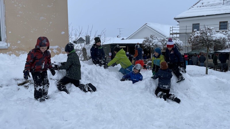 In Falkenfels tobten die Kinder beim Nikolausmarkt im Schnee.