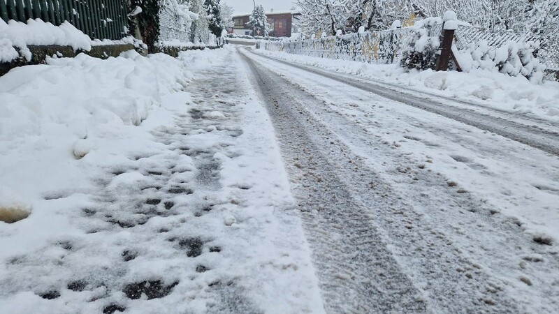 Schnee und Eis sorgten für glatte Straßen im Landkreis. Straßenmeisterei, Katastrophenschutz, Schulamt und Landrat beschlossen deshalb, den Schulunterricht abzusagen.