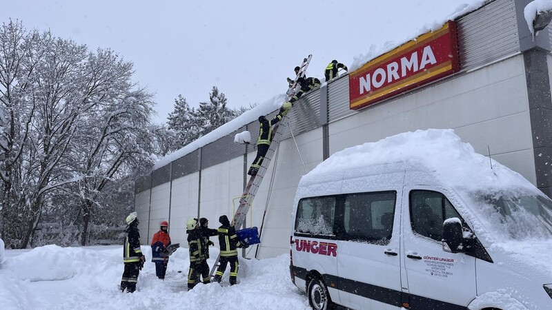 Das Flachdach des Supermarktes "Norma" war wegen der Schneebelastung gefährdet.