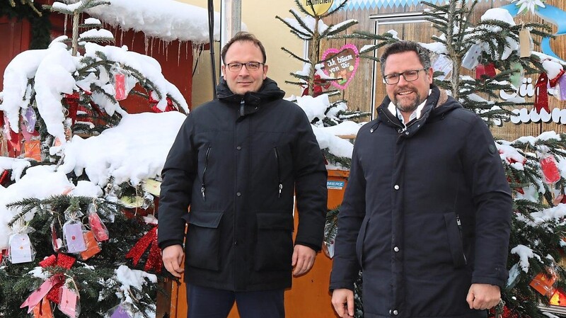 Auch im nächsten Winter soll auf dem Weihnachtsmarkt Musik gespielt werden. Das wünschen sich Bürgermeister Martin Stoiber und MdL Gerhard Hopp. Hohe Gema-Gebühren könnten das verhindern.