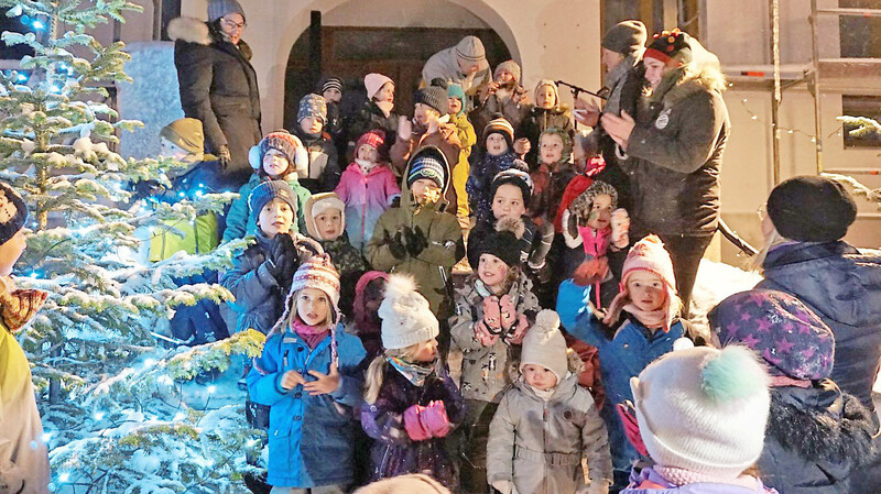 Zahlreiche Auftritte gab es beim Nikolausmarkt: Unter anderem standen die Grundschüler aus Falkenfels sowie die Kindergartenkinder auf der Bühne.