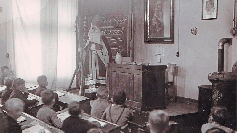 Das Foto zeigt den Besuch des Heiligen Nikolaus in der Martinsschule in den 1920er Jahren. Aufgenommen wurde das Bild vom damaligen Hauptlehrer Karl Stadler.