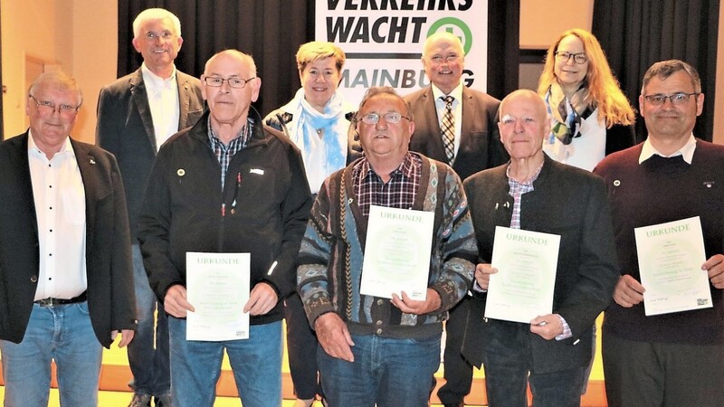 Die geehrten Kraftfahrer, denen Peter Zehentmeier, Johann Stanglmair, zweite Bürgermeisterin Hannelore Langwieser, Bürgermeister Josef Reiser und stellvertretende Vorsitzende Monika Kaltner (v.l.) gratulierten.