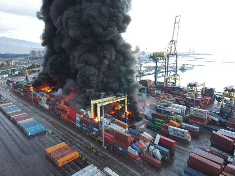 Rauch steigt aus brennenden Containern im Hafen der erdbebengeschädigten Stadt Iskenderun. 