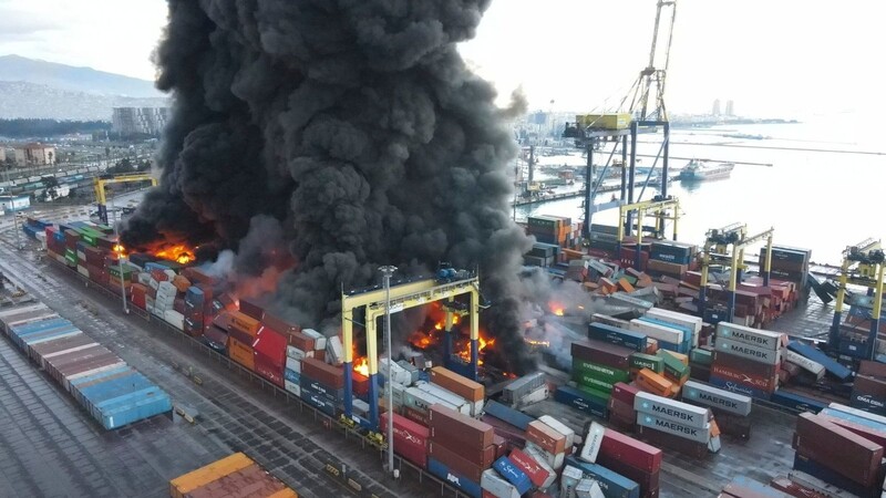 Rauch steigt aus brennenden Containern im Hafen der erdbebengeschädigten Stadt Iskenderun.