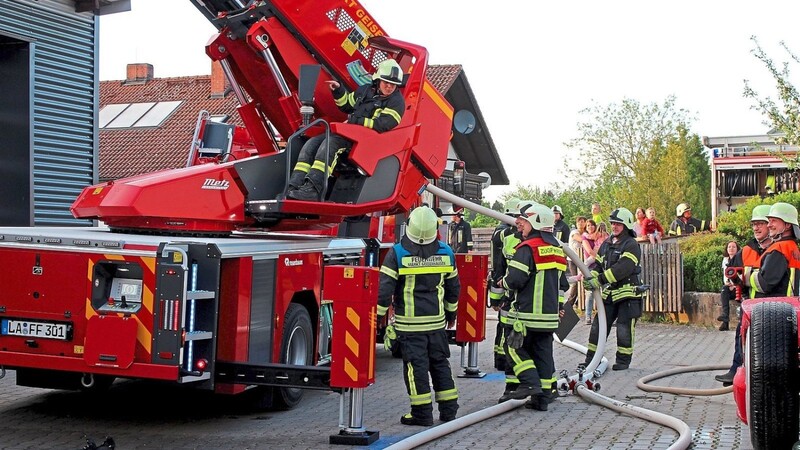 Das Drehleiterfahrzeug der Geisenhausener Feuerwehr kam bei der Großübung ebenfalls zum Einsatz.