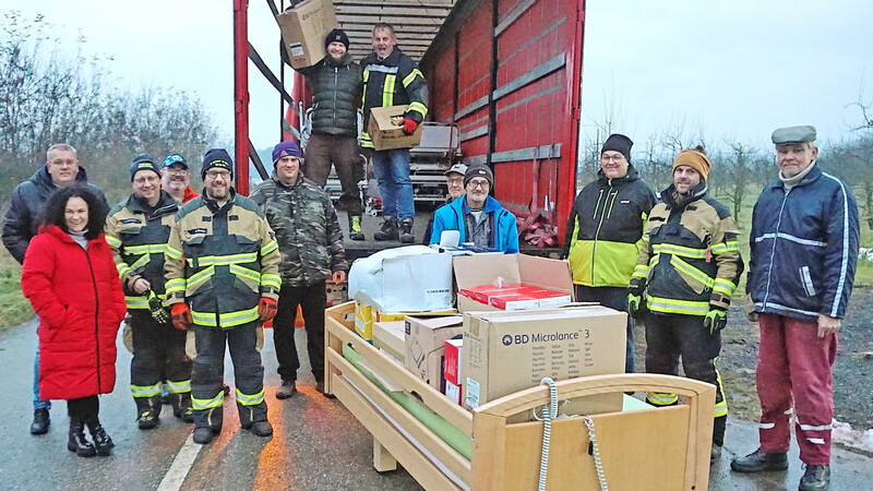 Die pure Erleichterung bei der Abordnung der Feuerwehr Wörth: In der ungarischen Stadt Vasarosnameny hat sich ein Lagerplatz für die Hilfsgüter gefunden. Mitarbeiter des Ortes haben das Team verstärkt und unterstützt.