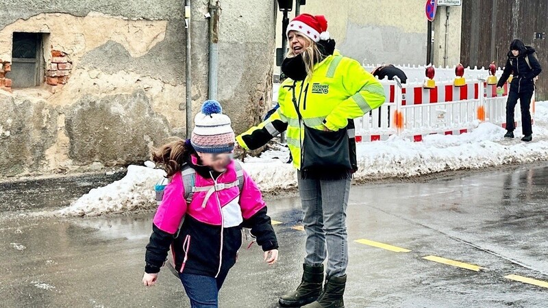 Traudl Pongratz bringt die Kinder sicher über die Straße - oft verbunden mit einem netten Wort.