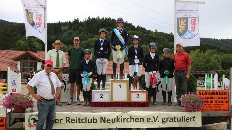 Verbandsmeisterin der Vielseitigkeitsreiter der Junioren wurde Olivia Maier vor Anna Rödl, beide Pferdefreunde Schwandorf, und dem Drittplatzierten Jannik Wagner vom Reitclub Neukirchen.