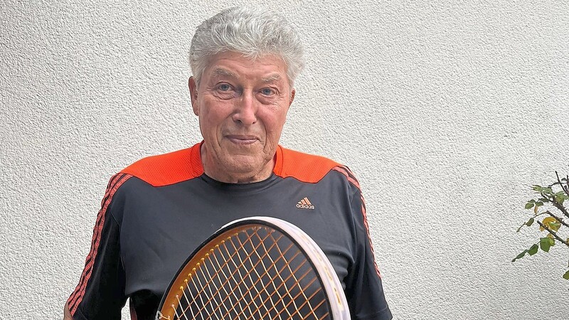 Stillstand ist Rückschritt: Werner Brunnhuber greift auch mit 75 Jahren noch regelmäßig hochklassig zum Tennisschläger - und erinnert sich sehr gerne an seine früheren Erfolge als Kicker und Trainer.