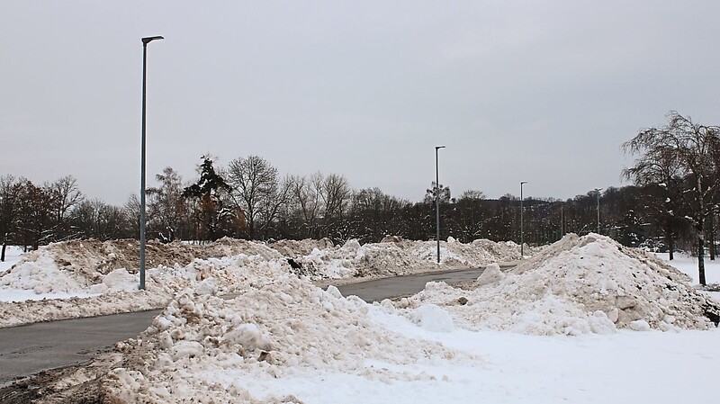 Auf mehreren Lagerflächen - hier im Bereich der Zirkuswiese - werden die Schneemassen nach den neuesten Wetterprognosen bald dahinschmelzen.