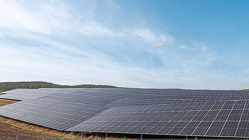 Ähnlich wie auf dem Bild soll im Stadtosten auf einer Fläche von 20 Hektar eine großflächige Solaranlage gebaut werden.